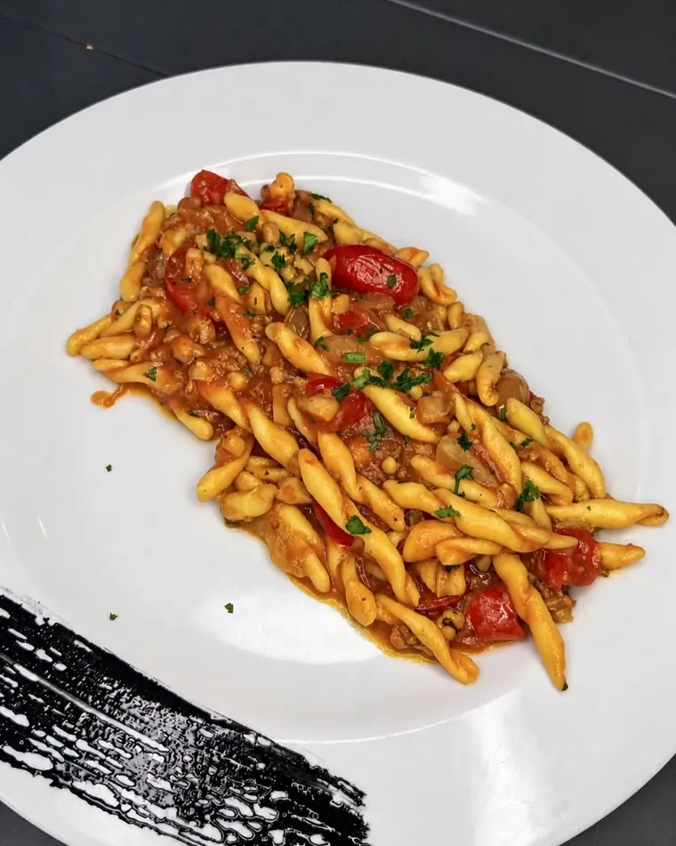 Un piatto di pasta corta con pomodorini e prezzemolo, uno degli speciali di ottobre di Bardy's